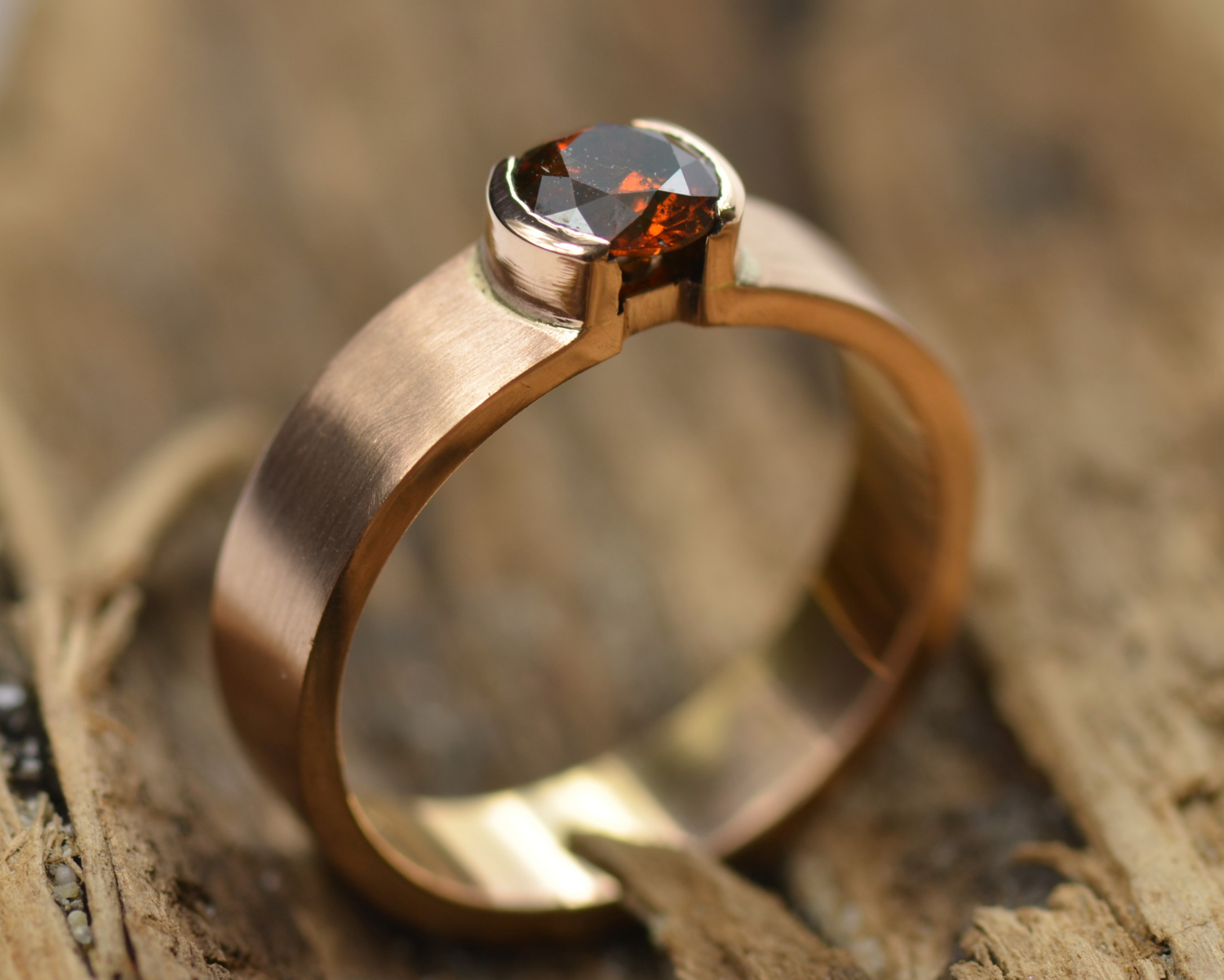 Gouden ring met roodbruine diamant, gematteerd, handgemaakt door LYAM edelsmeden