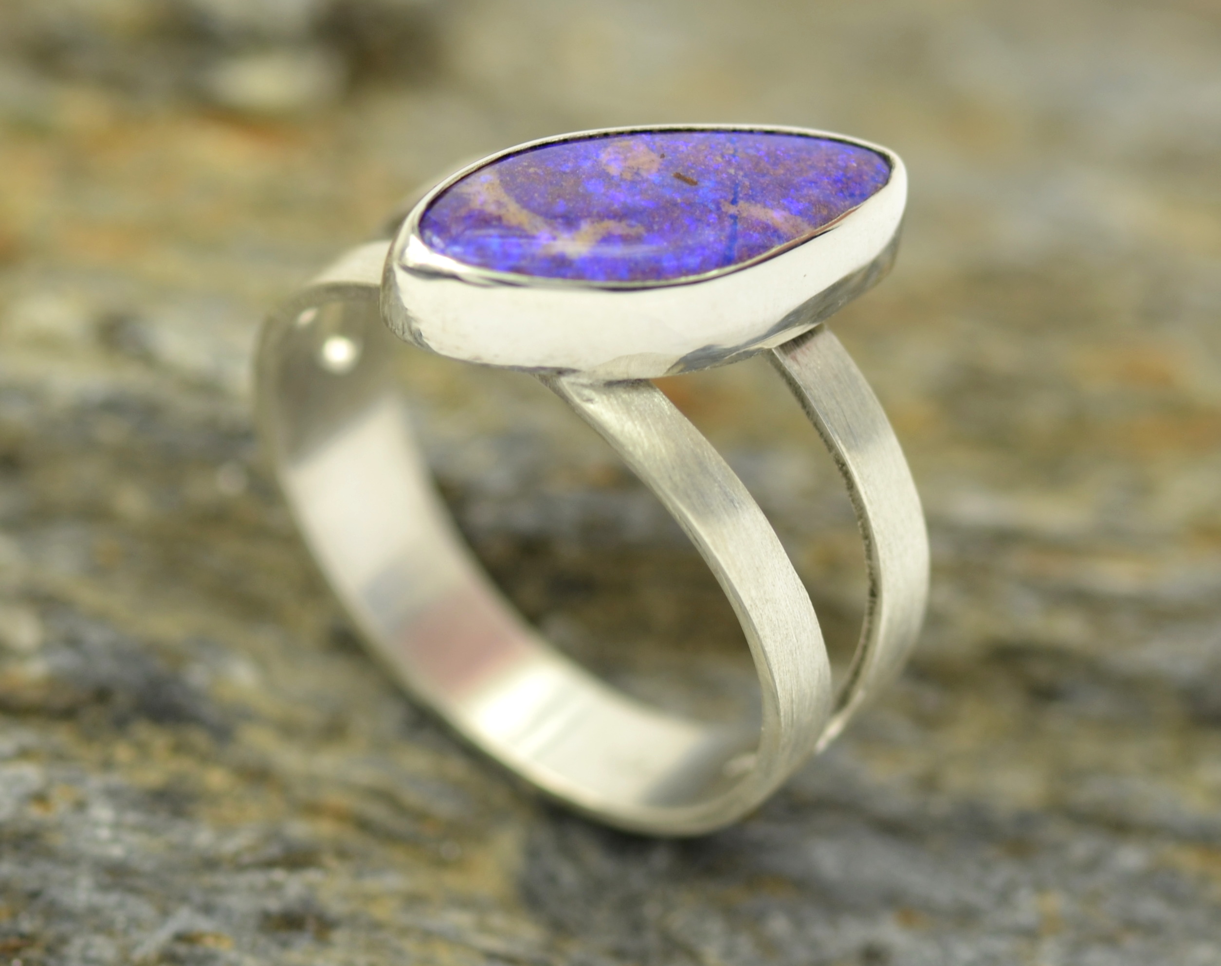 Ring Boulderopaal zilver: unieke opengewerkte ring van gematteerd zilver met lilakleurige opaal