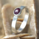 Ring zilver zilveren smal smalle met rode lilarode lila robijn handgemaakt edelsmid edelsmeden LYAM