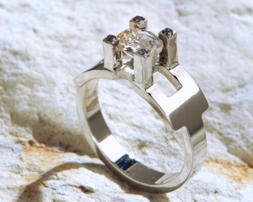 Ring met gele saffier en witgoud. Unieke witgouden ring met saffier en vier cognackleurige diamantjes, handgemaakt door LYAM edelsmeden. Unicum.
