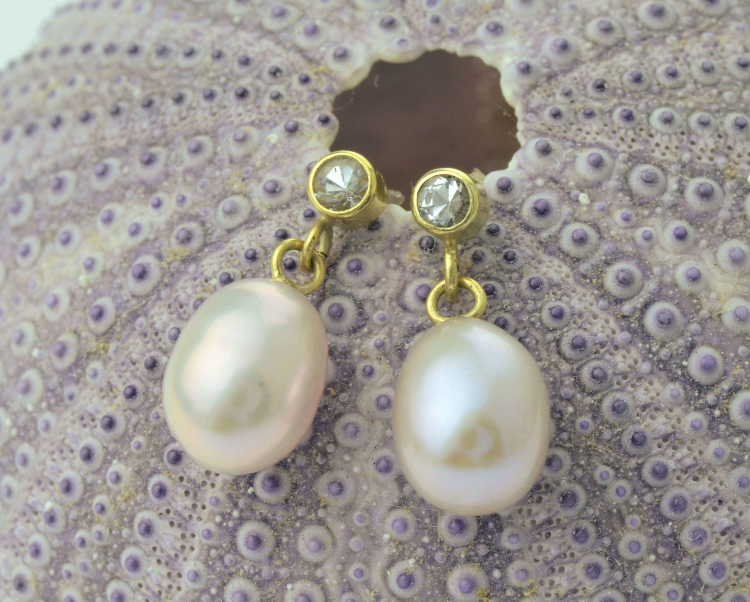 Oorbellen Parel en Saffier witte saffier roze parel geel goud oorstekers