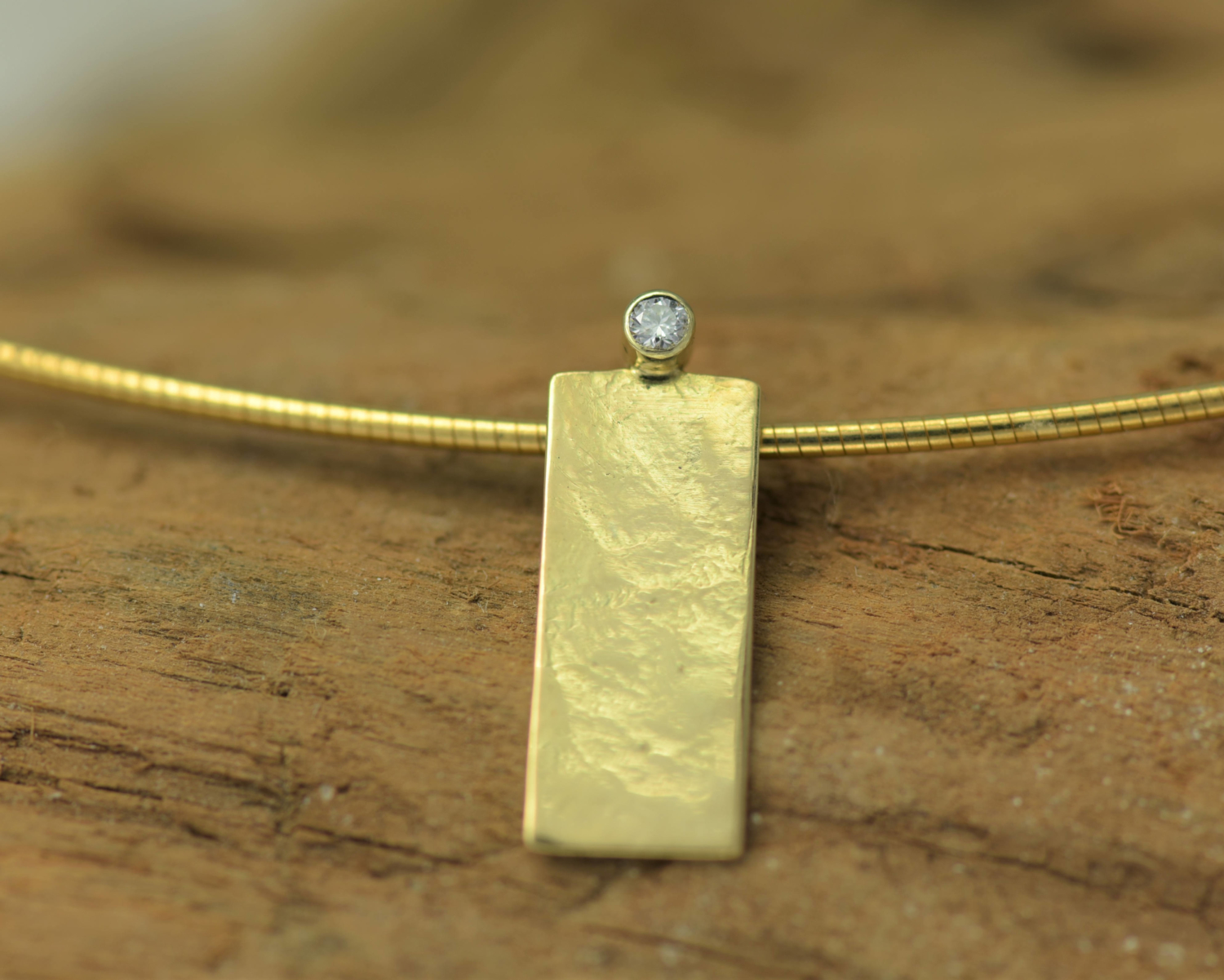 Hanger goud en diamant, handgemaakt , gehamerd goud