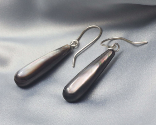 Oorbellen Zwarte parelmoer, druppelvormig aan zilveren haken, hangemaakt door edelsmid, kopen online