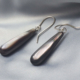 Oorbellen Zwarte parelmoer, druppelvormig aan zilveren haken, hangemaakt door edelsmid, kopen online