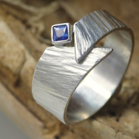 Gehamerde zilveren ring met saffier blauwe saffier handgemaakt gehamerd Timber LYAM edelsmeden online kopen