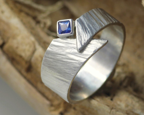 Gehamerde zilveren ring met saffier blauwe saffier handgemaakt gehamerd Timber LYAM edelsmeden online kopen
