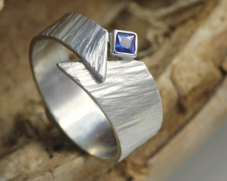 Gehamerde zilveren ring met saffier blauwe saffier handgemaakt gehamerd Timber LYAM edelsmeden online kopen