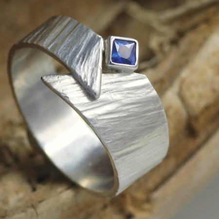 Gehamerde zilveren ring met saffier blauwe saffier handgemaakt gehamerd Timber LYAM edelsmeden online kopen