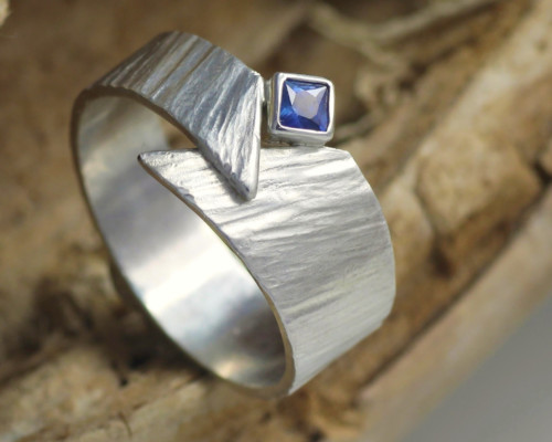 Gehamerde zilveren ring met saffier blauwe saffier handgemaakt gehamerd Timber LYAM edelsmeden online kopen