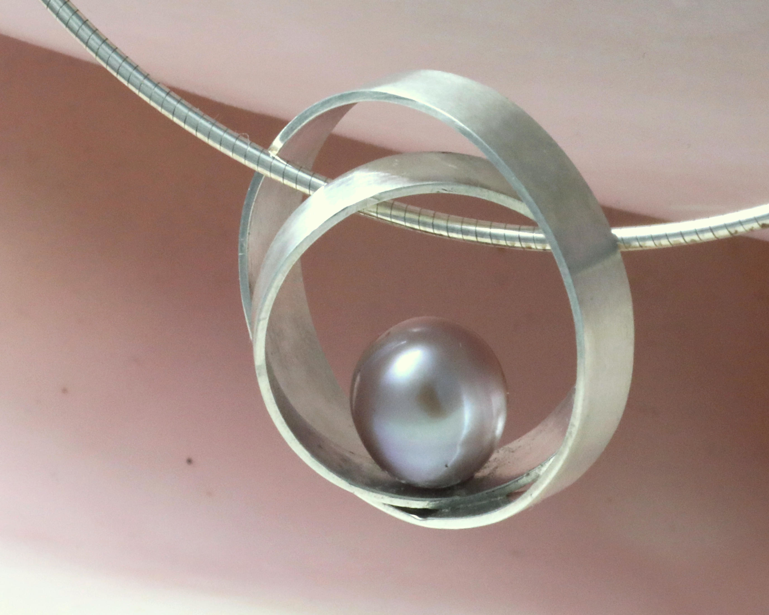 Klacht compleet metaal Bijzonder vormgegeven zilveren ketting met parelhanger - LYAM