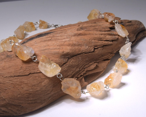 Ketting ruwe brokjes citrien met zilver: handgemaakt, gele edelsteen, citrienkristallen. Ontwerp van LYAM edelsmeden.