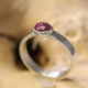 Ring zilver zilveren smal smalle met rode lilarode lila robijn handgemaakt edelsmid edelsmeden LYAM