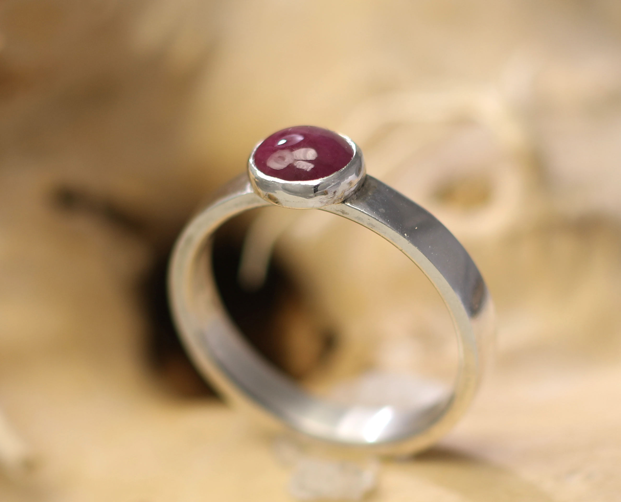 Ring zilver zilveren smal smalle met rode lilarode lila robijn handgemaakt edelsmid edelsmeden LYAM