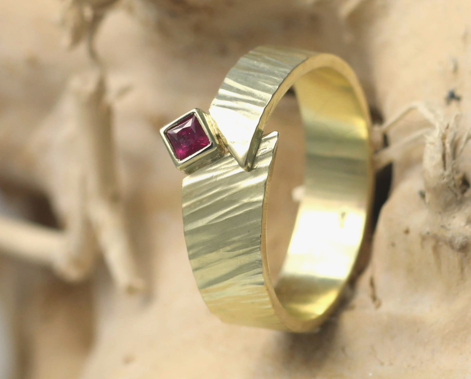Ring robijn en gehamerd goud, handgemaakt door edelsmid edelsmeden online kopen uniek bijzondere vormgeving ontwerp