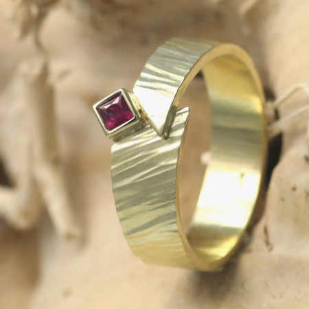Ring robijn en gehamerd goud, handgemaakt door edelsmid edelsmeden online kopen uniek bijzondere vormgeving ontwerp