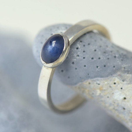Ring zilver ovale saffier blauw blauwe edelsteen handgemaakt smalle ring