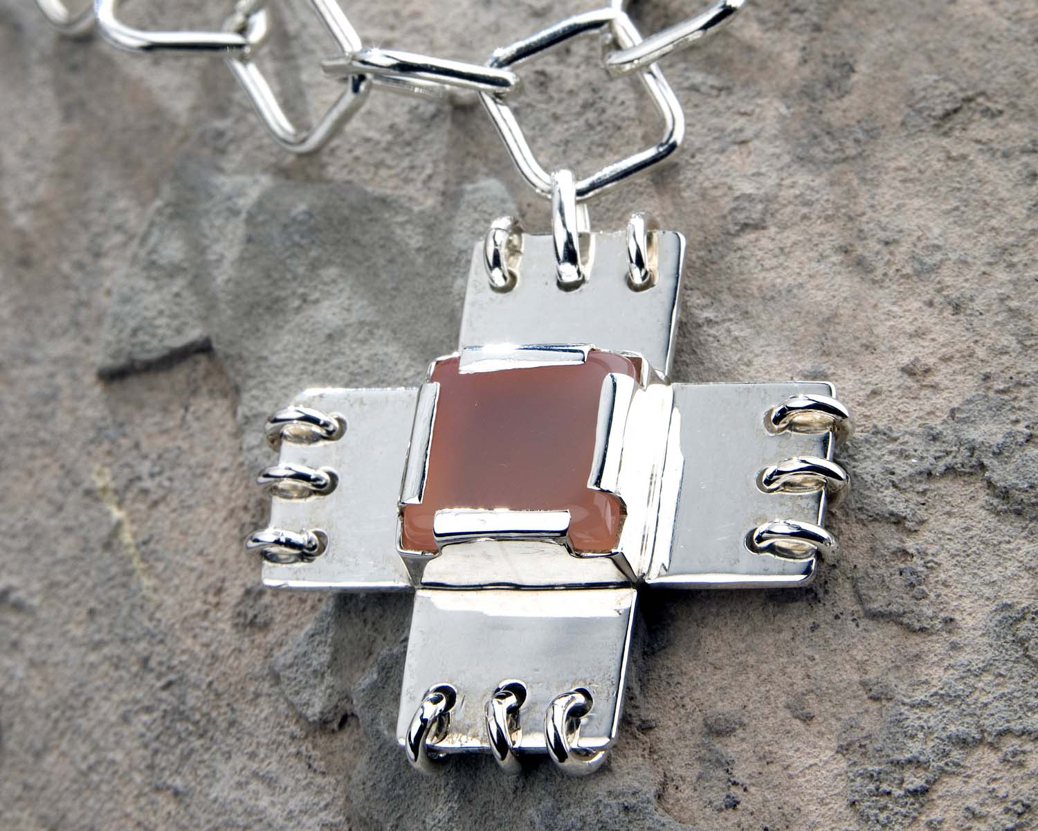 Handgemaakte ketting met agaat zilver zilveren oranje roze agaat kruis Crux LYAM edelsmeden