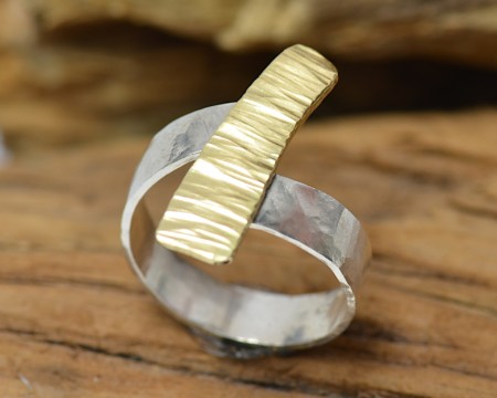 Ring Fly Over van gematteerd en gehamerd zilver en goud, bijzonder ontwerp, langwerpige ring, handgemaakt door LYAM edelsmeden edelsmid Friesland