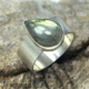 Ring gele labradoriet en zilver: druppelvormige labradoriet op brede zilveren ringband, handgemaakt