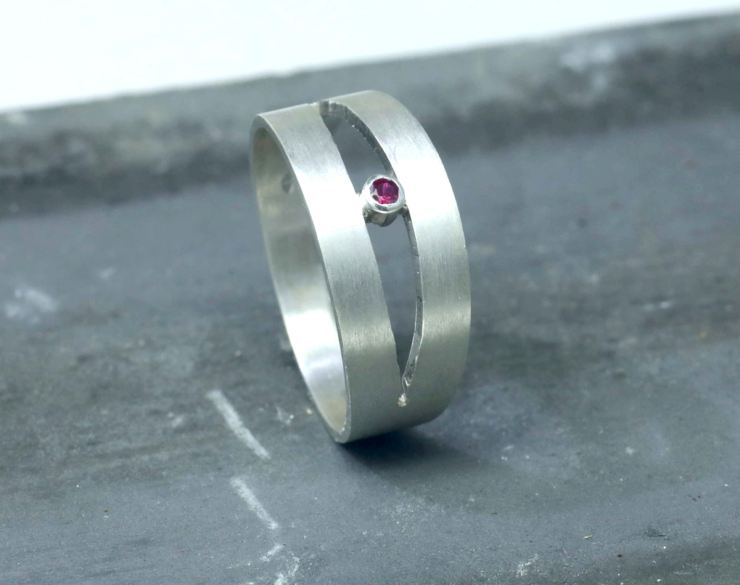 Ring rode robijn met mat zilver, Ring In Between: opengewerkte ring, handgemaakt door LYAM edelsmeden