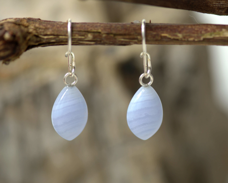 Zilveren oorhangers met chalcedoon: prachtig geslepen lavendelblauwe lichtblauwe chalcedoon aan zilveren oorhaken.
