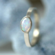 Witgouden ring met opaal: een opaaltje met prachtig lichtspel, gevat in een witgouden ring Handgemaakt en uniek.