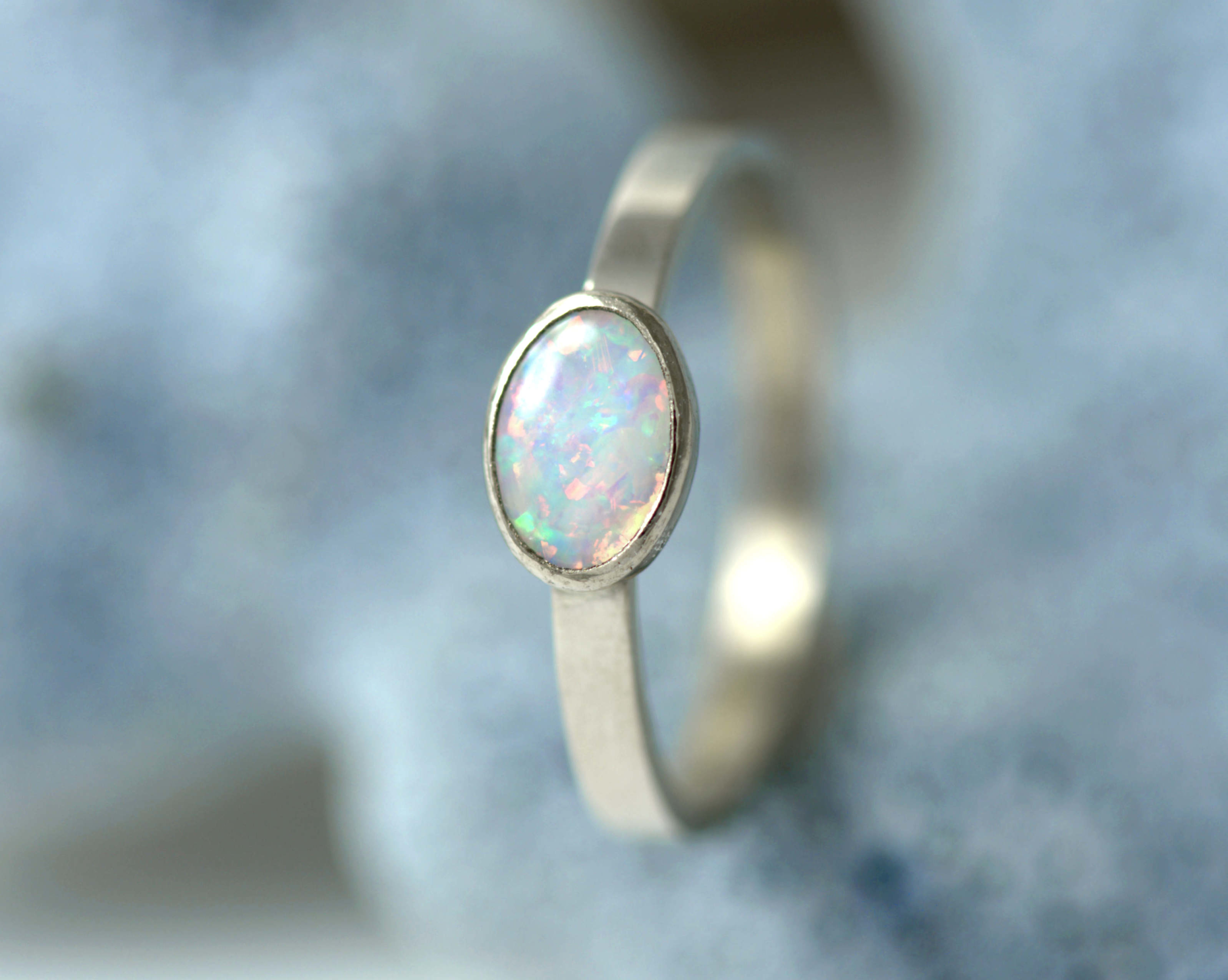 Witgouden ring met opaal: een opaaltje met prachtig lichtspel, gevat in een witgouden ring Handgemaakt en uniek.