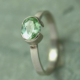 Witgouden ring met mintgroene peridoot: ovale groene edelsteen peridoot is gezet op een witgouden ringband. Halfopen zetting. Handgemaakt.
