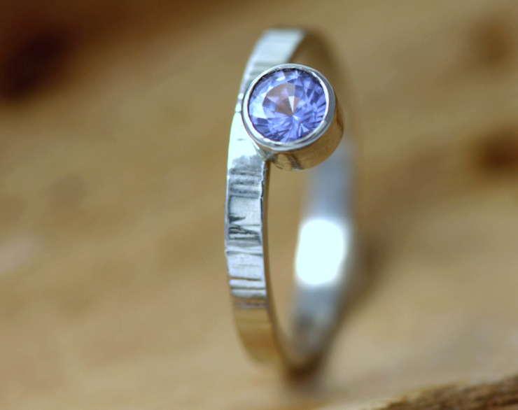 Witgouden ring met lila saffier: buitengewoon ontwerp, bijzonder ontwerp, lila edelsteen, paarse saffier, gehamerde ringband.
