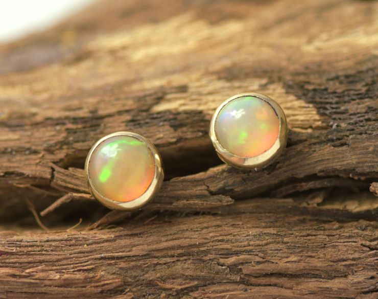 Oorbellen Ethiopische opaal en gerecycled goud, oorstekers goud handgemaakt door LYAM edelsmeden