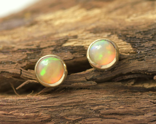 Oorbellen Ethiopische opaal en gerecycled goud, oorstekers goud handgemaakt door LYAM edelsmeden