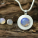 Hanger blauwe opaal en zilver, zilveren hanger, blauwe opaal, ketting zilver met Ethiopische opaal, handgemaakt door LYAM edelsmeden edelsmid