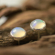 Oorbellen Ethiopische opaal en zilver: pastelkleurige opaal, zilveren oorstekers, oorbellen, handgemaakt