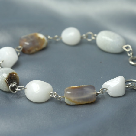 armbanden zilver en chalcedoon agaat witte beige grijsblauwe zachtblauwe natuurlijke tinten zilveren, handgemaakt door edelsmid edelsmeden LYAM Joure Friesland