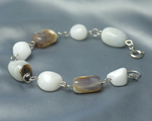 armbanden zilver en chalcedoon agaat witte beige grijsblauwe zachtblauwe natuurlijke tinten zilveren, handgemaakt door edelsmid edelsmeden LYAM Joure Friesland