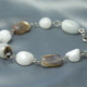 armbanden zilver en chalcedoon agaat witte beige grijsblauwe zachtblauwe natuurlijke tinten zilveren, handgemaakt door edelsmid edelsmeden LYAM Joure Friesland