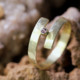 Ring Roze Saffier en goud: gehamerd goud, Ring Curl Roze Saffier, twee banden, handgemaakt door LYAM edelsmeden, edelsmid
