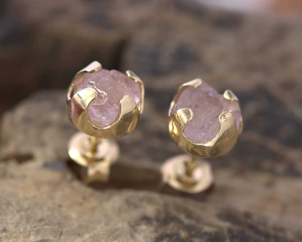 Oorbellen Ruwe Rozekwarts en goud: deze oorbellen zijn absoluut uniek. Ruwe rozekwarts kristallen, handgemaakte, oorstekers, oorbellen, gereclycled goud, LYAM edelsmeden edelsmid