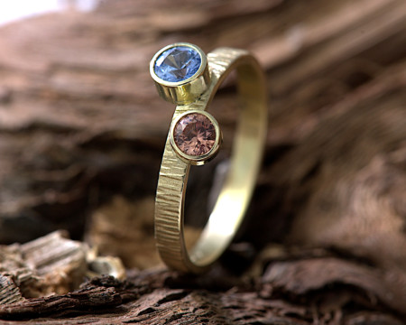 Ring saffier, twee saffieren, blauwe saffier, bruine saffier, geelgoud, gouden ring, handgemaakt, gehamerd, LYAM edelsmeden, edelsmid, unieke ring