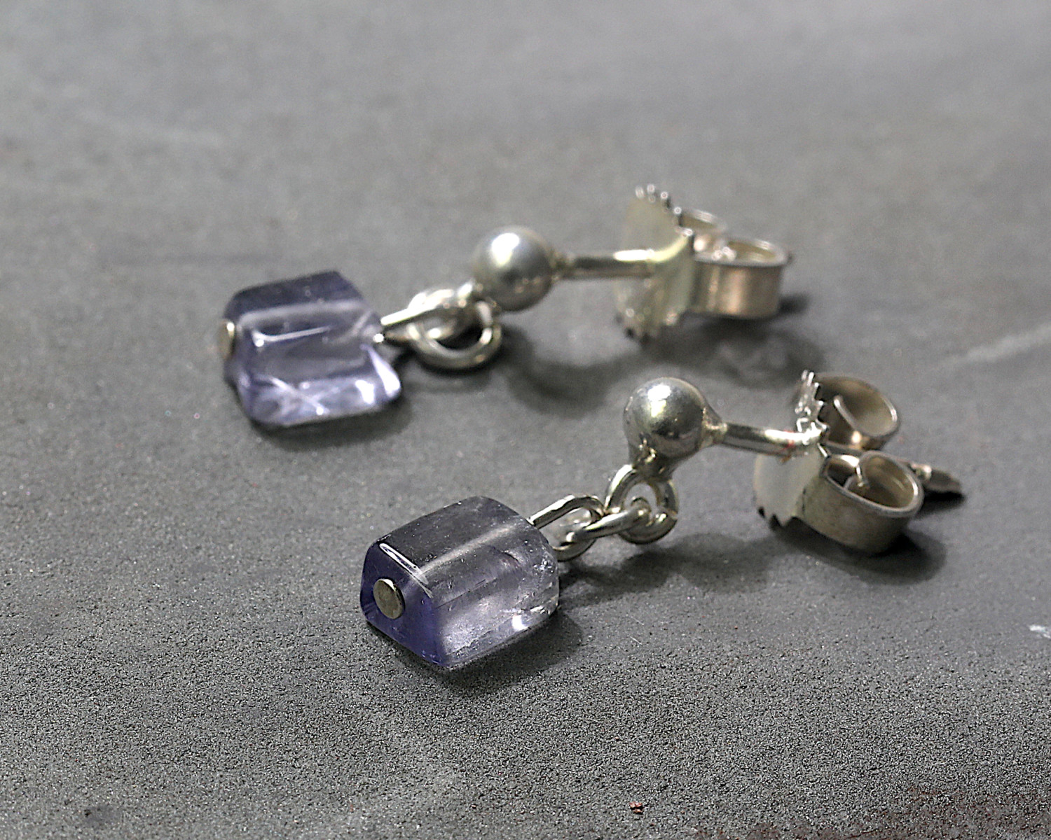 Oorhangertje Ioliet, zilveren oorstekers met lichtblauwe ioliet, blauwe, lichtblauwe edelsteen. oorhangertjes