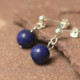 Oorhangertjes zilver met lapis lazuli: ronde lapis lazuli-stenen met een prachtige blauwe kleur aan zilveren oorstekers. Handgemaakt. LYAM., oorbellen, edelsteen, edelstenen, blauw, donkerblauw