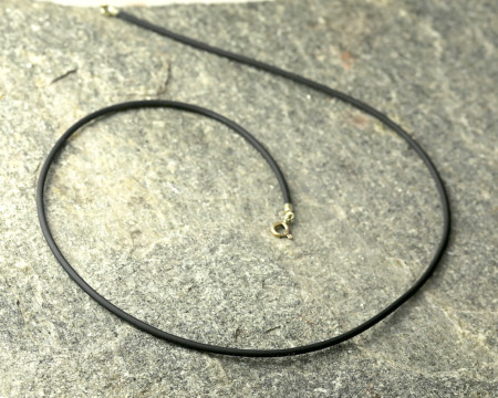 Rubbersnoer met gouden sluitingen, snoer, ketting voor gouden hangers, maat S, maat M, maat L, handgemaakt door LYAM edelsmeden, Joure, Friesland, goudsmid, juwelier