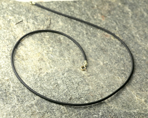 Rubbersnoer met gouden sluitingen, snoer, ketting voor gouden hangers, maat S, maat M, maat L, handgemaakt door LYAM edelsmeden, Joure, Friesland, goudsmid, juwelier