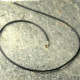 Rubbersnoer met gouden sluitingen, snoer, ketting voor gouden hangers, maat S, maat M, maat L, handgemaakt door LYAM edelsmeden, Joure, Friesland, goudsmid, juwelier