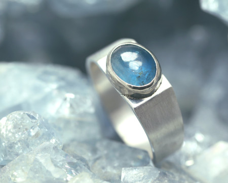 Ring Aqua van aquamarijn en zilver, zegelring blauwe edelsteen mat zilver brede ring herenring handgemaakt door LYAM edelsmeden Joujre Friesland unieke stoere en elegante vormgeving