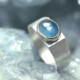 Ring Aqua van aquamarijn en zilver, zegelring blauwe edelsteen mat zilver brede ring herenring handgemaakt door LYAM edelsmeden Joujre Friesland unieke stoere en elegante vormgeving