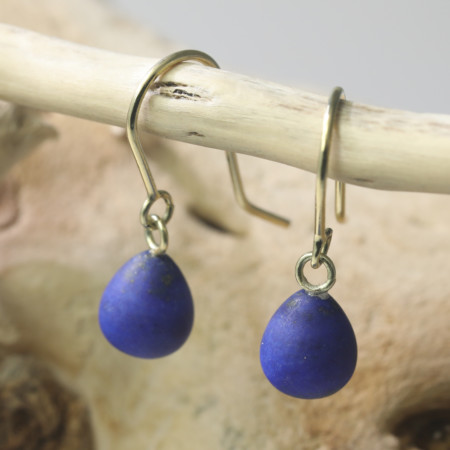 Oorbellen Lapis lazuli en goud, oorhangers, druppelvorm, oorhaken, handgemaakt door LYAM edelsmeden, mat afgewerkt, matte lapisstenen