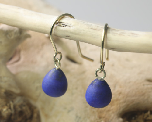 Oorbellen Lapis lazuli en goud, oorhangers, druppelvorm, oorhaken, handgemaakt door LYAM edelsmeden, mat afgewerkt, matte lapisstenen