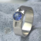 Stijlvolle ring van blauwe saffier en witgoud, witgouden ring, Diep Blauw, trouwring, relatiering, verlovingsring, grote saffier, Tanzania, handgemaakt door LYAM edelsmeden, Joure goudsmid, edelsmid, Friesland