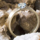 Gouden ring met aquamarijn: gematteerd goud, lichtblauwe aquamarijn in een bijzondere, halfopen zetting, geschuurd geel goud, handgemaakt door LYAM edelsmeden